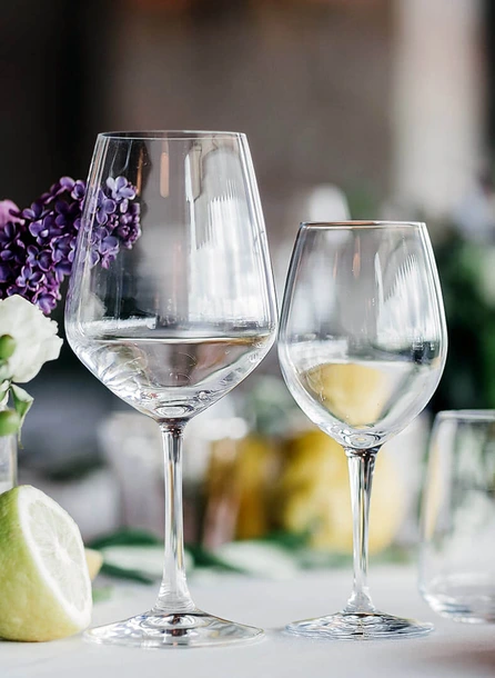 Elegant dining table with wine glasses and floral centrepieces at Hotel Kilmore.